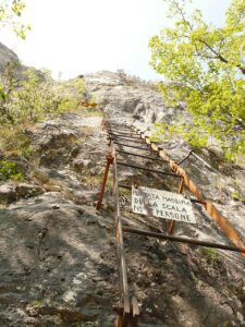via dell'amicizia, via ferrata facility, routing, ladder via ferrata, garda, cima sat, via ferrata, climb, ladders, wire rope, climber, steep, alpine, rockclimbing, rock, ledge, narrow, exposed, italy, hike, hiking destination, mountain tour, a notice, warning notice, warning sign