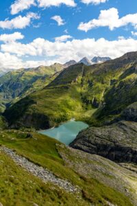 Breathtaking alpine lake surrounded by majestic mountains in Korutany, Austria. Perfect for nature lovers.